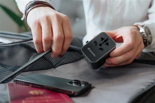 UNIVERSAL TRAVEL ADAPTER UTA-03 PD30W / QC / 2XUSB / 2XTYPE-C