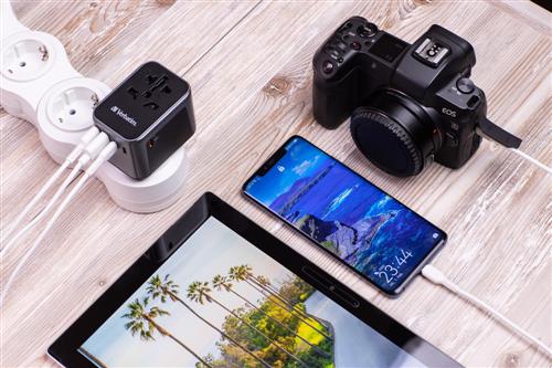 UNIVERSAL TRAVEL ADAPTER UTA-03 PD30W / QC / 2XUSB / 2XTYPE-C