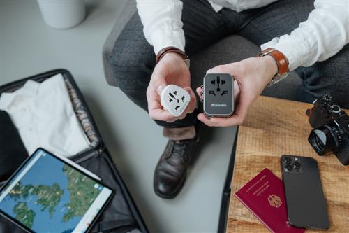 UNIVERSAL TRAVEL ADAPTER UTA-03 PD30W / QC / 2XUSB / 2XTYPE-C