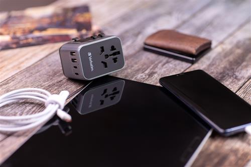UNIVERSAL TRAVEL ADAPTER UTA-03 PD30W / QC / 2XUSB / 2XTYPE-C