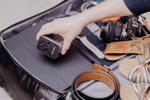 UNIVERSAL TRAVEL ADAPTER UTA-03 PD30W / QC / 2XUSB / 2XTYPE-C