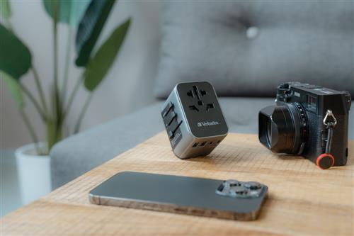 UNIVERSAL TRAVEL ADAPTER UTA-03 PD30W / QC / 2XUSB / 2XTYPE-C