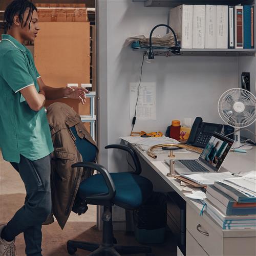 HP EliteBook 630 G10 Intel Core i7 i7-1355U Computer portatile 33,8 cm (13.3) Full HD 16 GB DDR4-SDRAM 512 GB SSD Wi-Fi 6E (802.11ax) Windows 11 Pro Argento