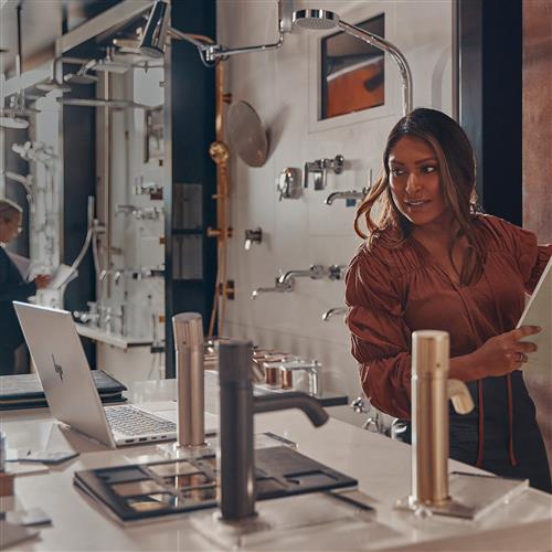 HP EliteBook 860 16 G10 Intel Core i7 i7-1355U Computer portatile 40,6 cm (16) WUXGA 16 GB DDR5-SDRAM 1 TB SSD Wi-Fi 6E (802.11ax) Windows 11 Pro Argento