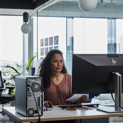 HP Elite Tower 800 G9 Intel Core i7 i7-14700 32 GB DDR5-SDRAM 1 TB SSD Windows 11 Pro PC Nero