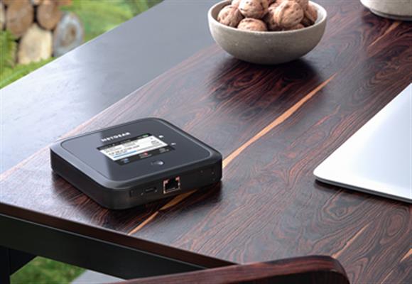 NETGEAR Nighthawk M5 5G WiFi 6 Mobile Router (MR5200) Router di rete cellulare