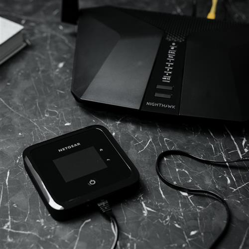 NETGEAR Nighthawk M5 5G WiFi 6 Mobile Router (MR5200) Router di rete cellulare