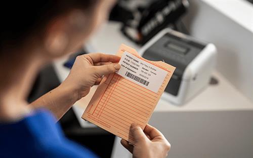 Brother BDE-1J026076-102 etichetta per stampante Bianco Etichetta per stampante autoadesiva