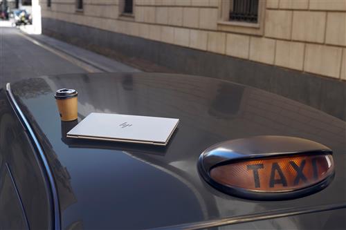 HP EliteBook 835 13 G10 AMD Ryzen 7 PRO 7840U Computer portatile 33,8 cm (13.3) WUXGA 32 GB LPDDR5-SDRAM 1 TB SSD Wi-Fi 6E (802.11ax) Windows 11 Pro Argento