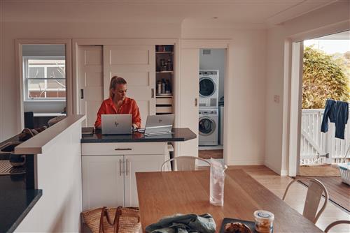 HP Elite x360 830 G10 Intel Core i5 i5-1335U Ibrido (2 in 1) 33,8 cm (13.3) Touch screen WUXGA 16 GB LPDDR5-SDRAM 512 GB SSD Wi-Fi 6E (802.11ax) Windows 11 Pro Argento