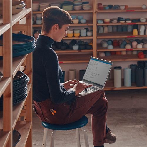 HP EliteBook 835 G10 AMD Ryzen 7 PRO 7840U Computer portatile 33,8 cm (13.3) WUXGA 16 GB LPDDR5-SDRAM 512 GB SSD Wi-Fi 6E (802.11ax) Windows 11 Pro Argento