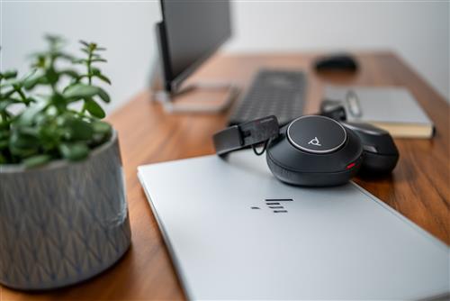 POLY Voyager Surround 80 UC Microsoft Teams Certified USB-C Headset +USB-C/A Adapter Auricolare Wireless A Padiglione Musica/Giornaliera USB tipo-C Bluetooth Nero