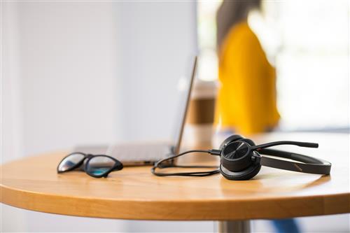 POLY Voyager 4320 USB-C Headset +BT700 dongle +Charging Stand Auricolare Wireless A Padiglione Musica e Chiamate USB tipo-C Bluetooth Base di ricarica Nero