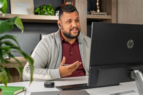 POLY Voyager Free 60+ UC M Carbon Black Earbuds +BT700 USB-C Adapter +Touchscreen Charge Case Auricolare Wireless In-ear Musica e Chiamate USB tipo-C Bluetooth Nero